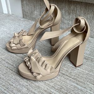 Alexandre Birman platform. Very good condition. Size 37.5 nude color